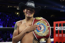 El “Vaquero” Navarrete regresó a nuestro país tras cumplir con los pronósticos y superar a Charly Suárez.