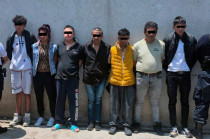 En el sitio, los oficiales hallaron marihuana, cristal, réplicas de armas y un cuchillo, además de confirmar que la motocicleta tenía reporte de robo.