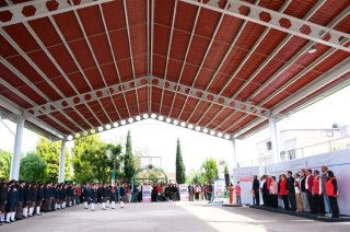 La alcaldesa Ana Muñiz entregó una techumbre con iluminación para mejorar las actividades deportivas, culturales y recreativas de los estudiantes.