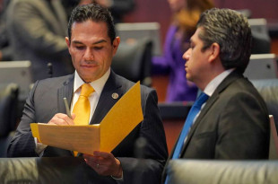 El senador del PAN, Enrique Vargas, presenta iniciativa para reformar la Ley de Coordinación Fiscal y prohibir impuestos sobre el uso de vehículos particulares.