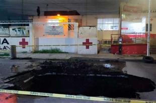 En Nezahualcóyotl una fuga de agua originó un socavón frente a la Cruz Roja.