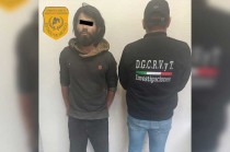 Le localizaron dinero en efectivo y 28 empaques de látex que contenían una sustancia blanquecina similar a la cocaína