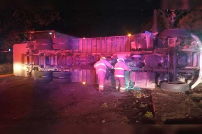 La unidad que transportaba abarrotes chocó contra un taxi.