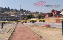 Escuchan disparos en Calixtlahuaca: al salir hallan a un joven muerto