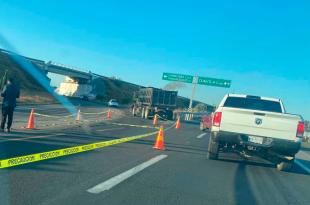 Automovilistas llamaron a la policía al detectar los restos humanos en la autopista.