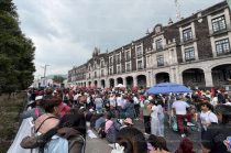 Integrantes del Movimiento Antorchista marcharon por calles del centro de Toluca y realizaron un mitin frente al Palacio de Gobierno.