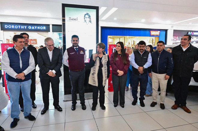La gobernadora Delfina Gómez Álvarez durante el arranque del Buen Fin 2025 en la Plaza Ciudad Jardín de Nezahualcóyotl.
