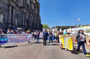 Integrantes de Presunción de Inocencia iniciaron un plantón en la plaza González Arratia.