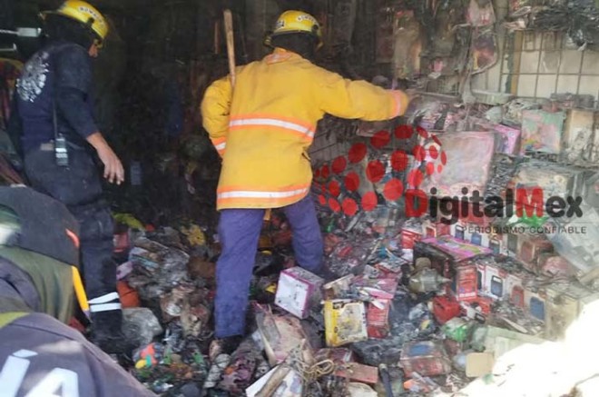 La conflagración se originó en un área donde se encontraba la pirotecnia, lo que causó una fuerte explosión y propagación del fuego.