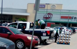 Cachan a patrulla de Texcoco cargando cartones de cerveza
