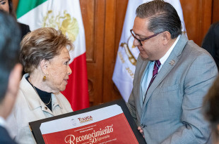 El alcalde Ricardo Moreno entrega un reconocimiento a Yolanda Sentíes Echeverría durante la conmemoración del 50 aniversario de su administración como primera Presidenta Municipal de Toluca.