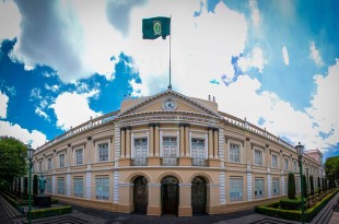 La universidad reafirma su compromiso con la excelencia académica y la mejora continua en la formación profesional.
