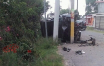 Choca mujer su auto contra poste en Otzolotepec