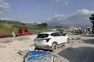 Volcadura de un tráiler cargado de cemento en la autopista México-Puebla, en Ixtapaluca, dejó dos personas muertas y afectaciones viales.