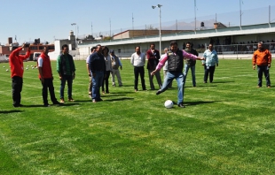 Entrega alcalde de Metepec cancha de futbol rehabilitada