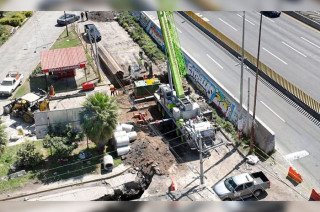 De acuerdo con reportes policiales, las víctimas laboraban dentro de una excavación cuando las paredes se vencieron.