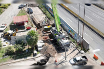 De acuerdo con reportes policiales, las víctimas laboraban dentro de una excavación cuando las paredes se vencieron.