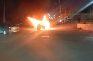 Vehículo incendiado durante los incidentes en el Estado de México