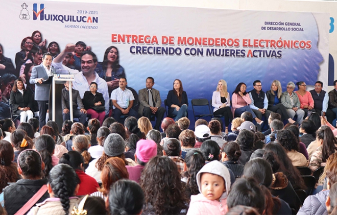 Entrega Enrique Vargas recursos a mujeres activas en Huixquilucan