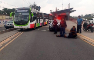 Motociclista arrolla a estudiante en carril confinado del Mexibús, en #Ecatepec