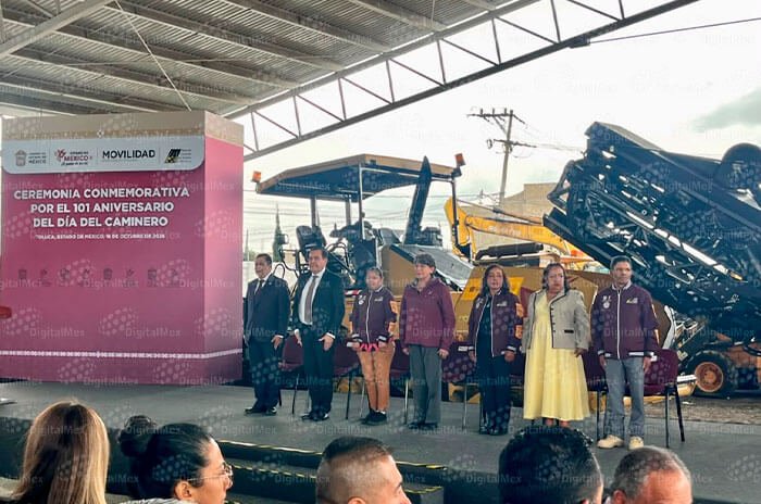 La gobernadora Delfina Gómez Álvarez reconoció la labor de los trabajadores de la Junta de Caminos durante la conmemoración del 101 aniversario del Día del Caminero.