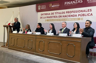 Autoridades del IHAEM y del Colegio de Estudios Hacendarios durante la entrega de títulos de la Maestría en Hacienda Pública, realizada en Toluca.