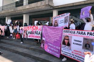 Las mujeres, vestidas de negro y morado, llamaron a los tres niveles de gobierno a ser sensibles ante los actos de violencia.