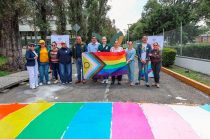 Estudiantes y autoridades de la UAEMéx participaron en la pinta colectiva de marimbas viales como parte de las actividades conmemorativas por el Día Internacional del Orgullo LGBTTTIQA+.