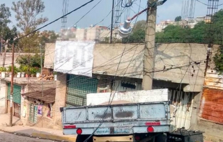 Camión de carga se queda sin frenos y mata a madre e hijo en Ixtapaluca