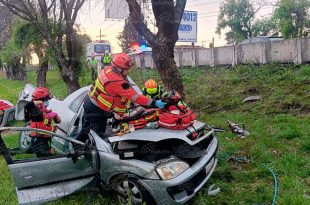 Una camioneta Chevrolet Tornado salió del camino y volcó en el camellón de Paseo Tollocan, cerca de Avenida Tecnológico; cuatro ocupantes resultaron lesionados.