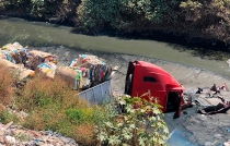Cae tráiler con cartón a canal de aguas negras en Ecatepec