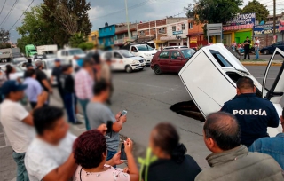 #Video: Aparece socavón y se “traga” un automóvil en Ecatepec