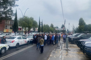Taxistas bloquean avenida Tecnológico frente al Centro de Justicia