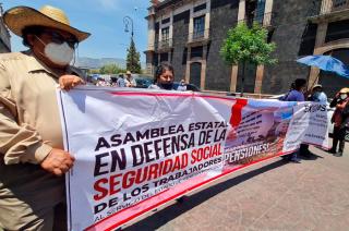 Los inconformes marcharon desde la Alameda de Toluca hasta la calle de Riva Palacio.