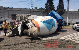 #Cuidado: Vuelca revolvedora en Toluca; tránsito lento en Tollocan