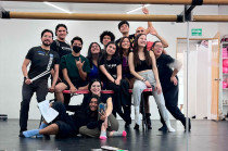 Esta versión, autorizada por Music Theatre International, conserva la fuerza del original con ajustes educativos, y relata la vida de jóvenes artistas en el Nueva York de los 90. 