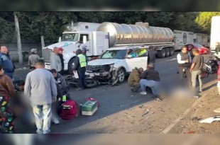 El impacto generó caos vial en la zona mientras bomberos de Tlalnepantla, paramédicos de la Cruz Roja Mexicana, personal de Protección Civil y policías atendían la emergencia.