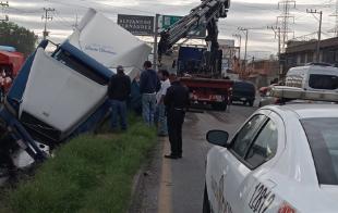 El chofer perdió el control del tráiler con placas 88-T X-8N y volcó sobre la cuneta que divide ambos sentidos de la carretera federal