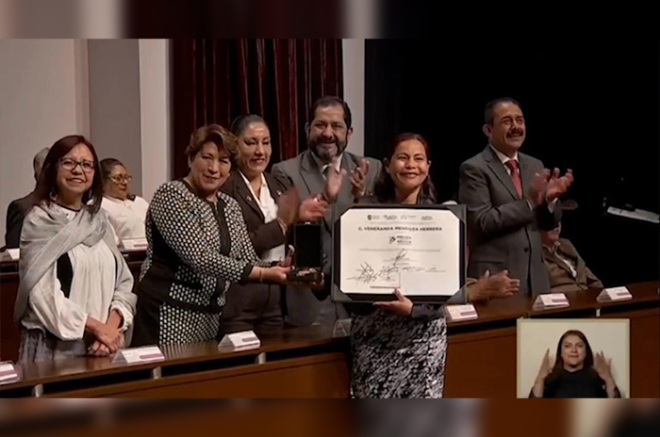 La gobernadora Delfina Gómez Álvarez entrega la Presea Estado de México 2025 a la periodista Veneranda Mendoza Herrera, en reconocimiento a su trayectoria en el periodismo de investigación.