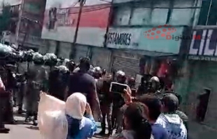 #Video: Riña en la terminal de #Toluca entre policías y comerciantes por decomisos