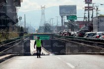 El paso a desnivel de Las Torres y Tecnológico fue cerrado mientras policías y personal de la Fiscalía mexiquense realizaban las diligencias.