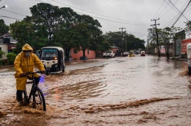 Agatha se degradó de ciclón a tormenta tropical en tierra y provocó el desbordamiento de ríos.