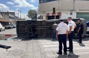 Una de las camionetas quedó volcada como resultado del impacto.