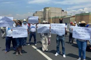 Mediante pancartes exigen el pago de las tierras.