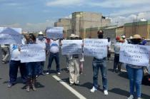 Mediante pancartes exigen el pago de las tierras.