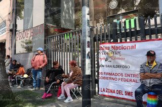Manifestantes impiden el acceso a PROFECO Toluca en demanda de tarifas justas y cancelación de adeudos.