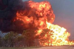 Ante el siniestro, elementos de Pemex desviaron el tráfico de la carretera Cárdenas-Coatzacoalcos.