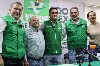 José Alberto Couttolenc Buentello y Abuzeid Lozano Castañeda durante el anuncio de la incorporación del exalcalde de Ixtlahuaca al PVEM.