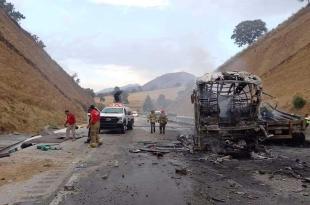 #Video: Checa lo que pasó al incendiarse tráiler y camión de pasajeros en la México-Puebla
