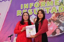 Ante el honorable cabildo María Luisa Carmona Alvarado entregó a Alix Dayana Gómez Terrazas, Directora de Enlace y Vinculación del DIFEM un ejemplar impreso y en medio magnético del Tercer Informe Sobre el Estado